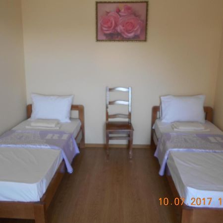 Hotel Lastochka Zaliznyi Port Exterior foto
