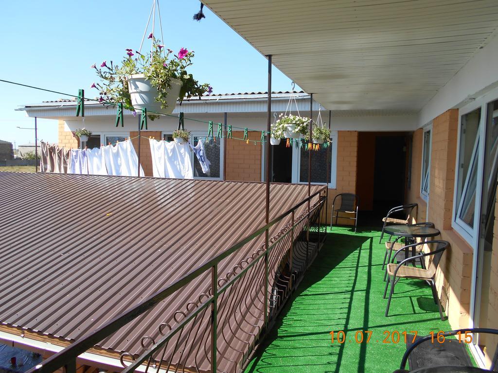 Hotel Lastochka Zaliznyi Port Exterior foto